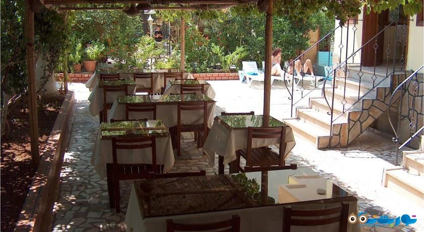 رستوران فضای باز هتل ماه پر